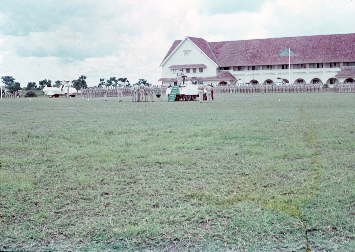 Kaserngård för svenska bataljonen under Kongokrisen, 1962. En samling FN-soldater samlade vid fordon.