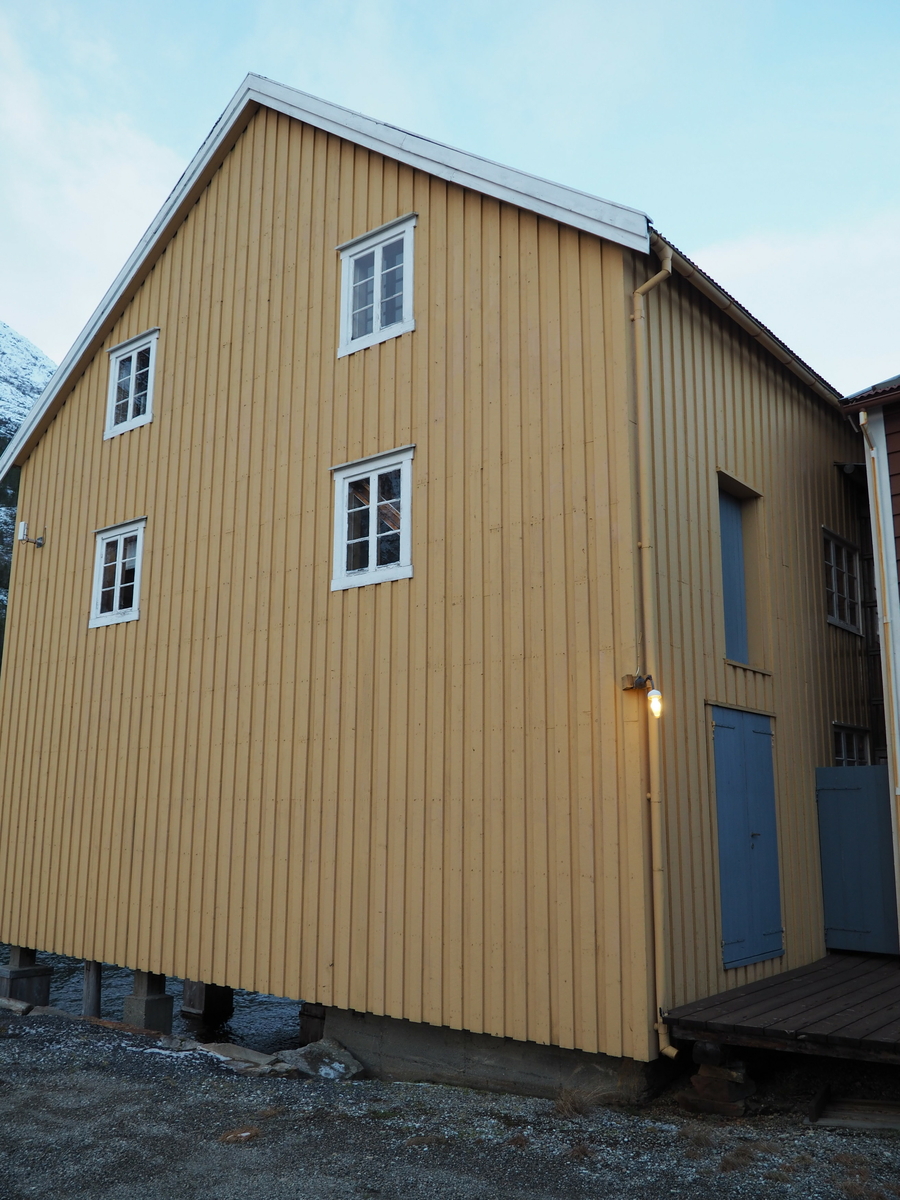 Jacobsen-brygga er bygd i bindingsverk i 3 etasjer (inkl loft).  Knevegger med knebukker for avstiving. Ligger med langside mot sjøen, med vinsjhus på midten.
