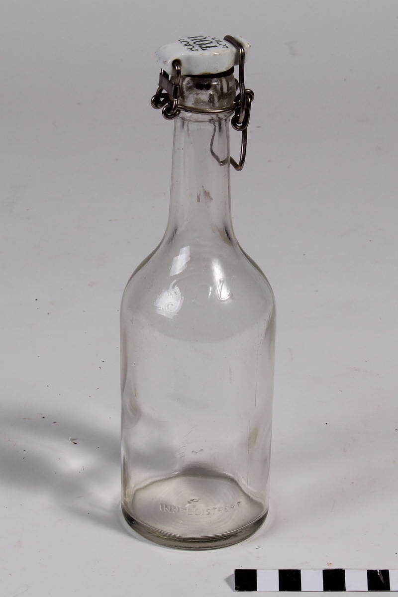 Flaske med patentkork i porselen.