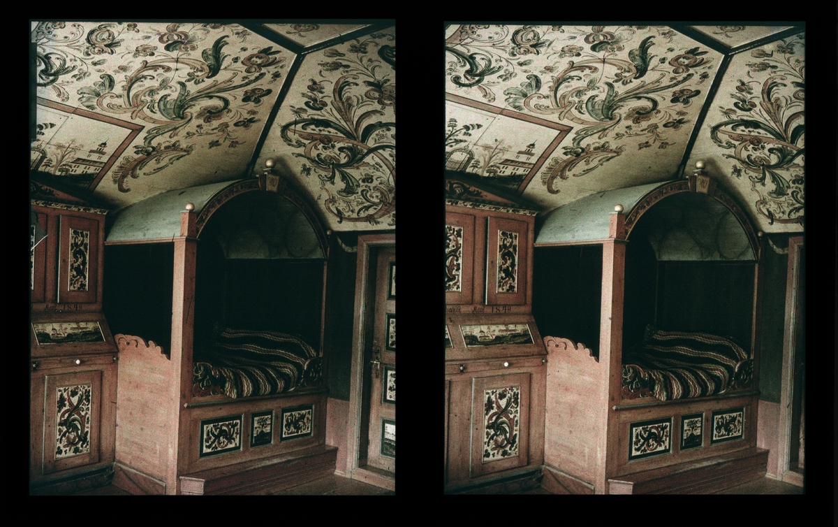 Stue i Telemark. Skap, seng og tak er dekorert med rosemaling. Tilhører Arkitekt Hans Grendahls samling av stereobilder.