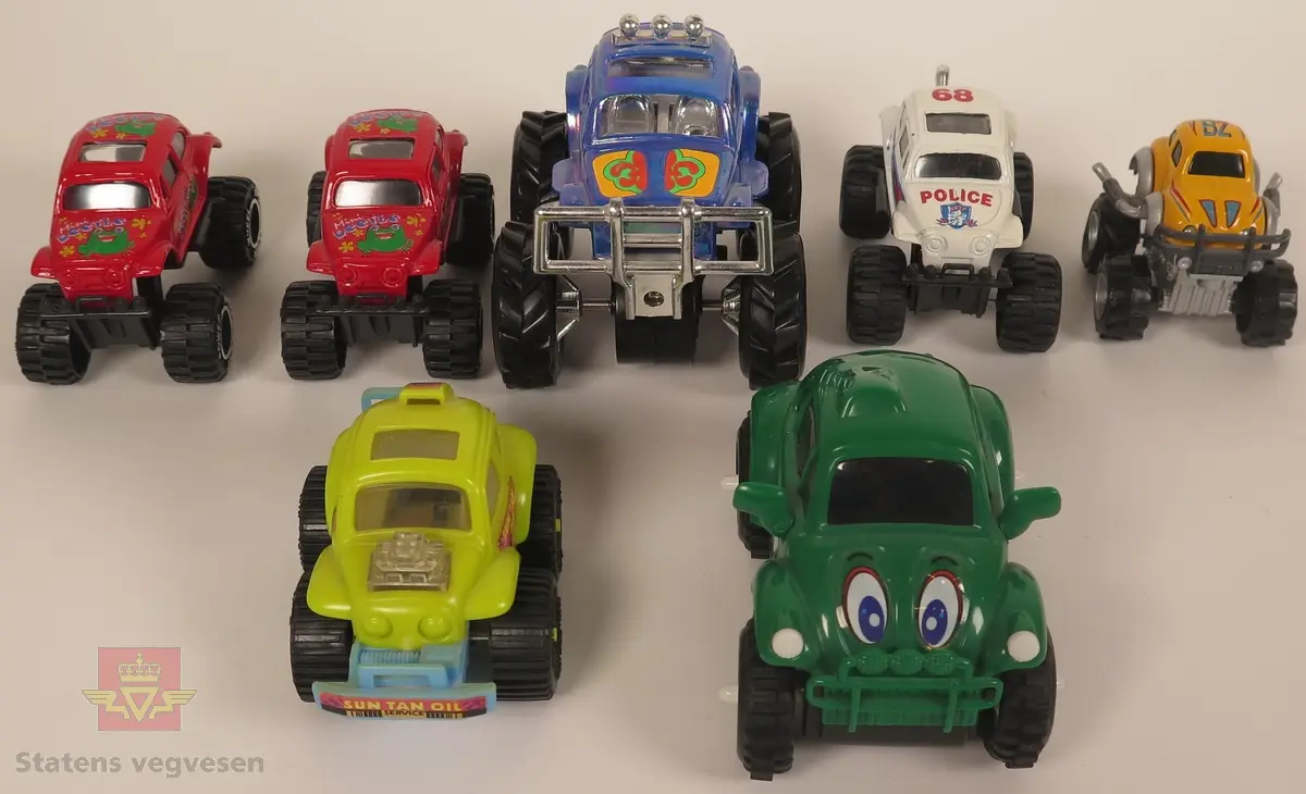 Samling av "monstertruck" modellbiler. Hovedfargene er blå, grønn, rød, gul, oransje og hvit. Alle bilene er laget av plast.