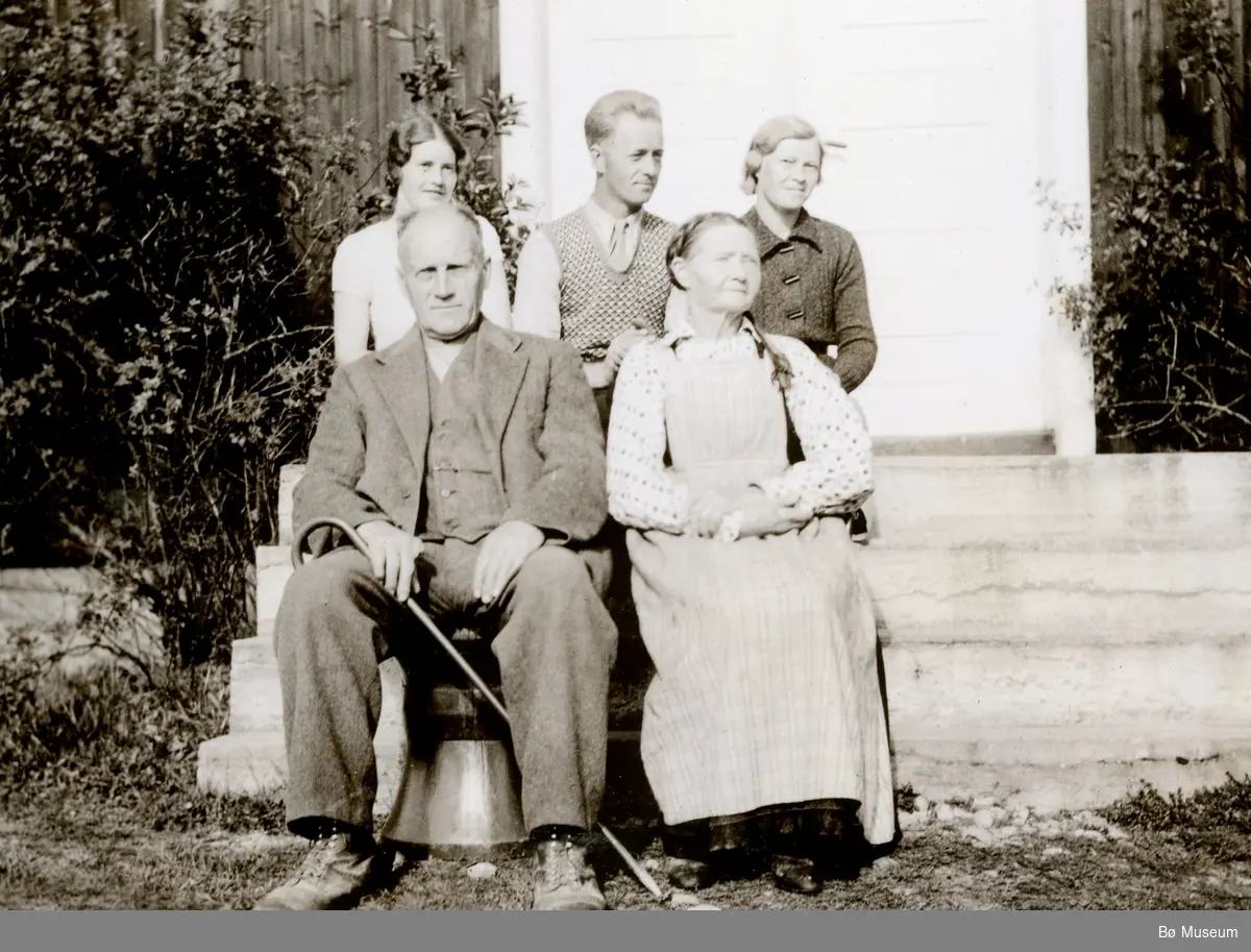 På Myhre i 1933:  Gunnar H. Myhre og Signe T. Myhre med bak f.v. Anne, Hans og Kari Myhre