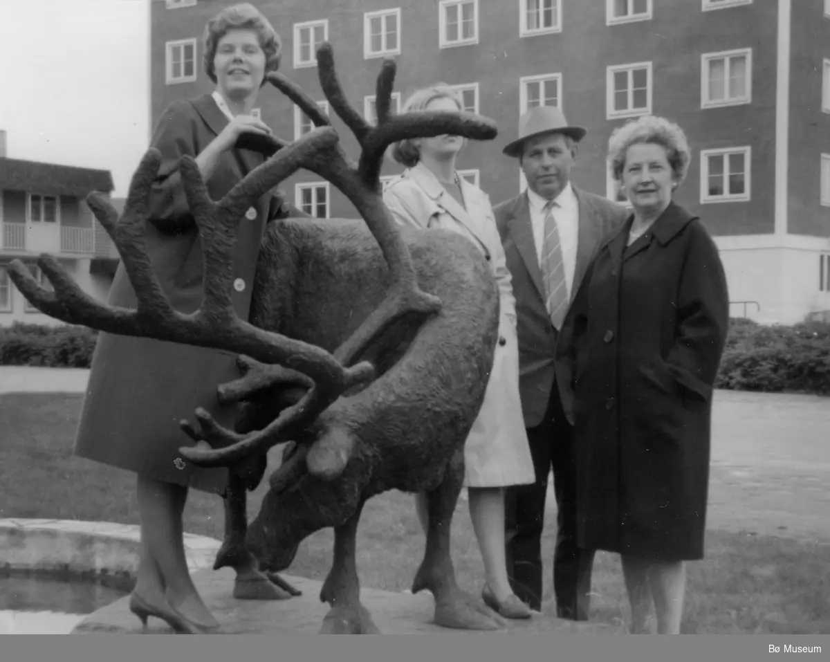 På gymnaset i Bø 1964.  Ingrid Forberg, Trudy marie Myhre (heime frå USA), Morten Sørensen, Follaug og Mari Sveinungsdotter Myhre (heime frå USA)