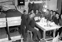 Julaften feires i en soldatbrakke ved Bjørnevatn skole, 1940