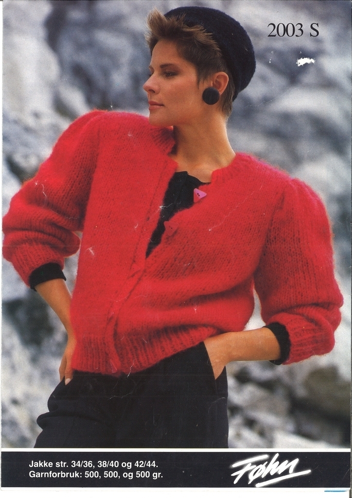 Kvinne i rødt strikket jakket.