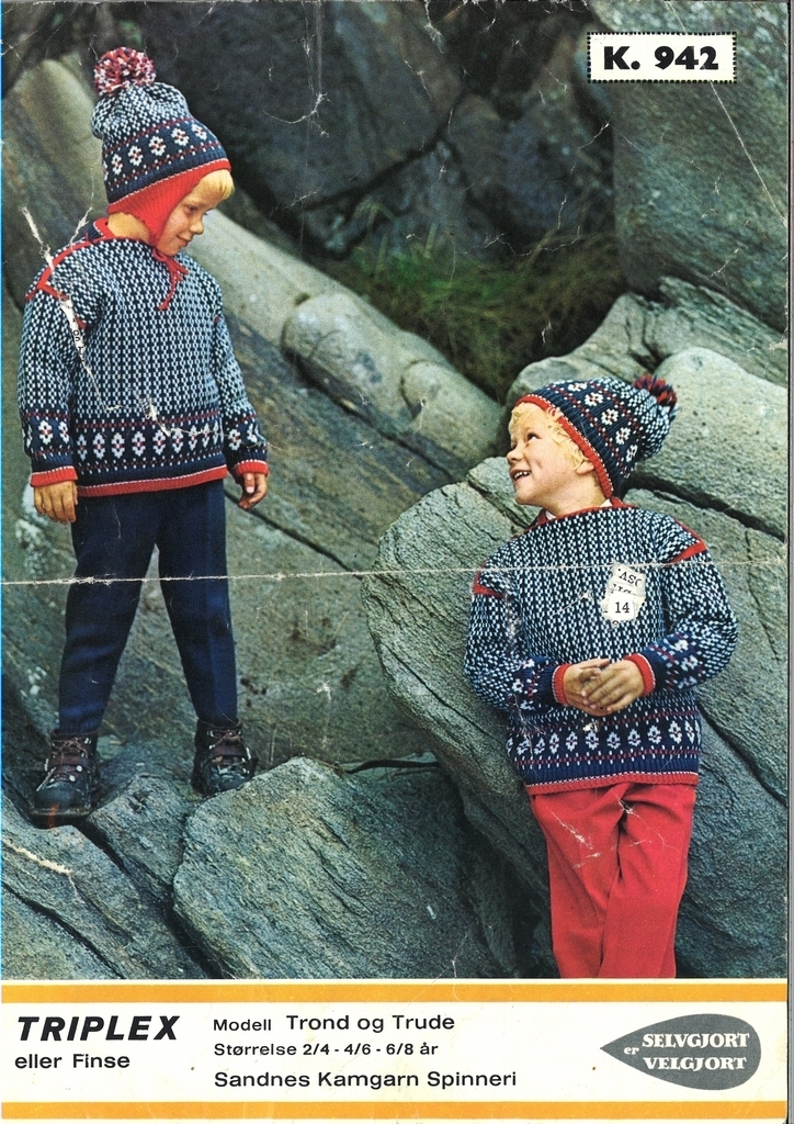 To barn med strikket genser og lue.