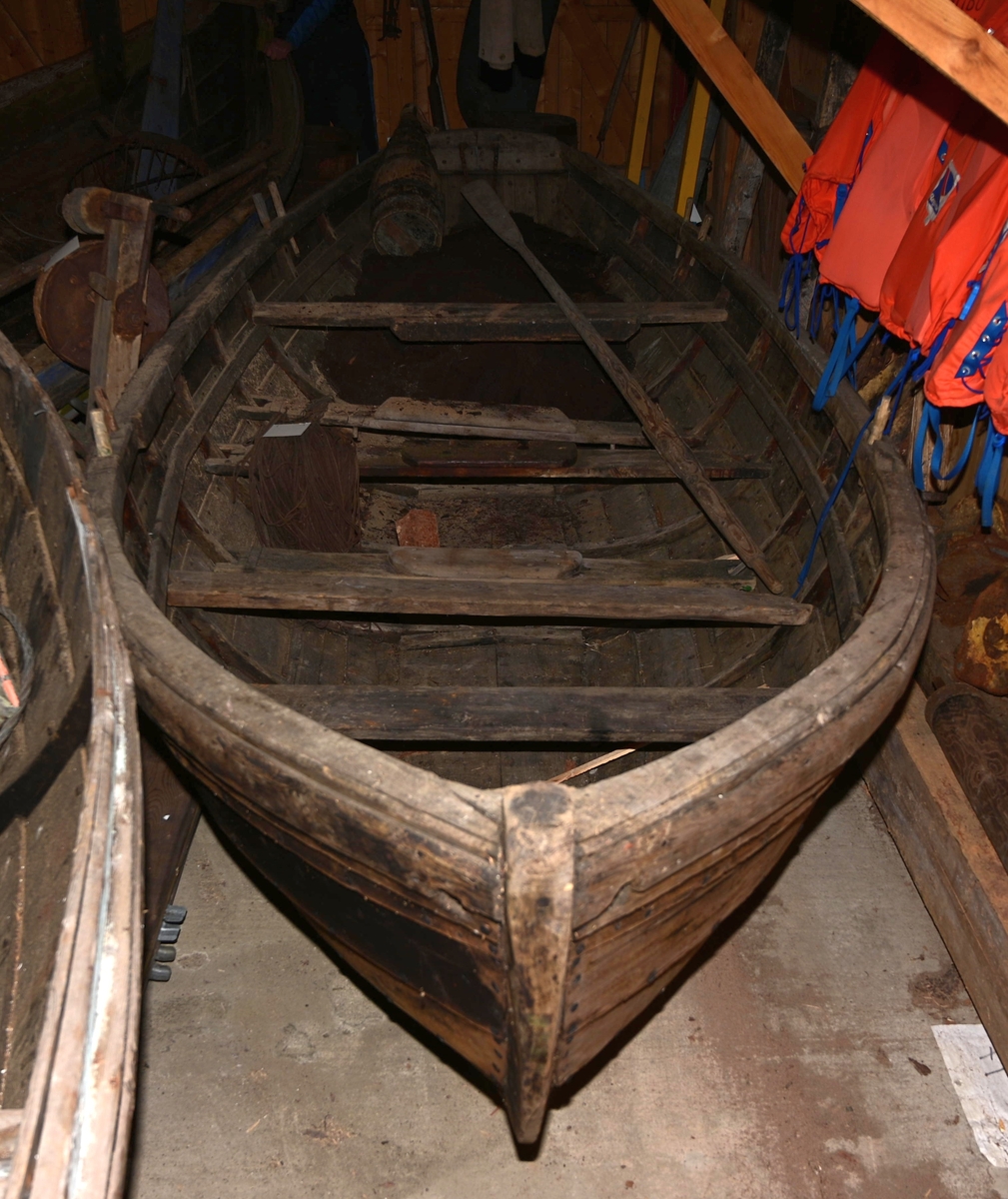 Båten er en dorry som er klinkbygd med 7 bordganger. Den har to årepar, og kjettinger til å løfte den opp. Båten er platt i hekken.