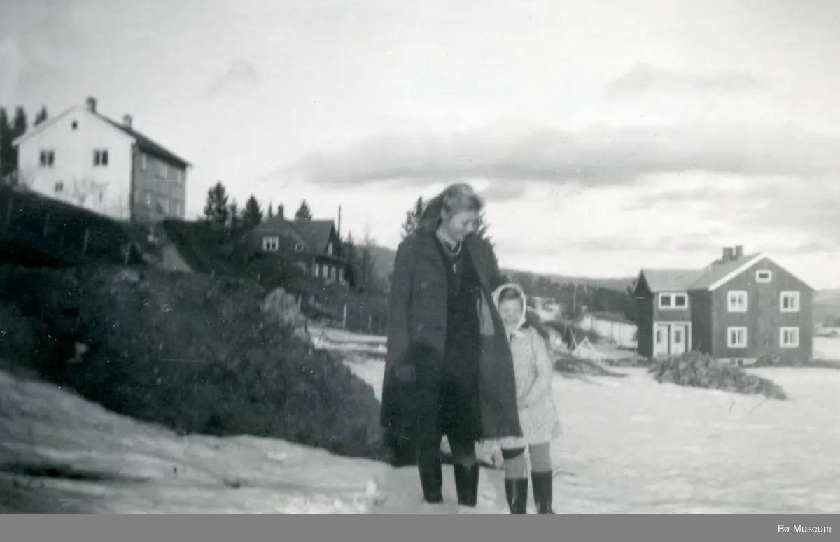 Aase Ballestad og Ingrid Forberg ca. 1949