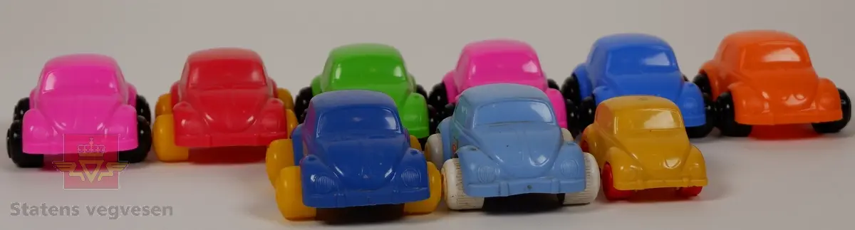 Miniatyrbiler av Volkswagen Beetle. Det er totalt 9 biler, 8 i samme størrelse og en som er litt mindre. Bilene er laget av plast med akslinger til hjulene i metall. Har fargene blå, rosa, oransje, rød, grønn og gul. Innskriften VIKING TOYS SWEDEN på undersiden av bilene.