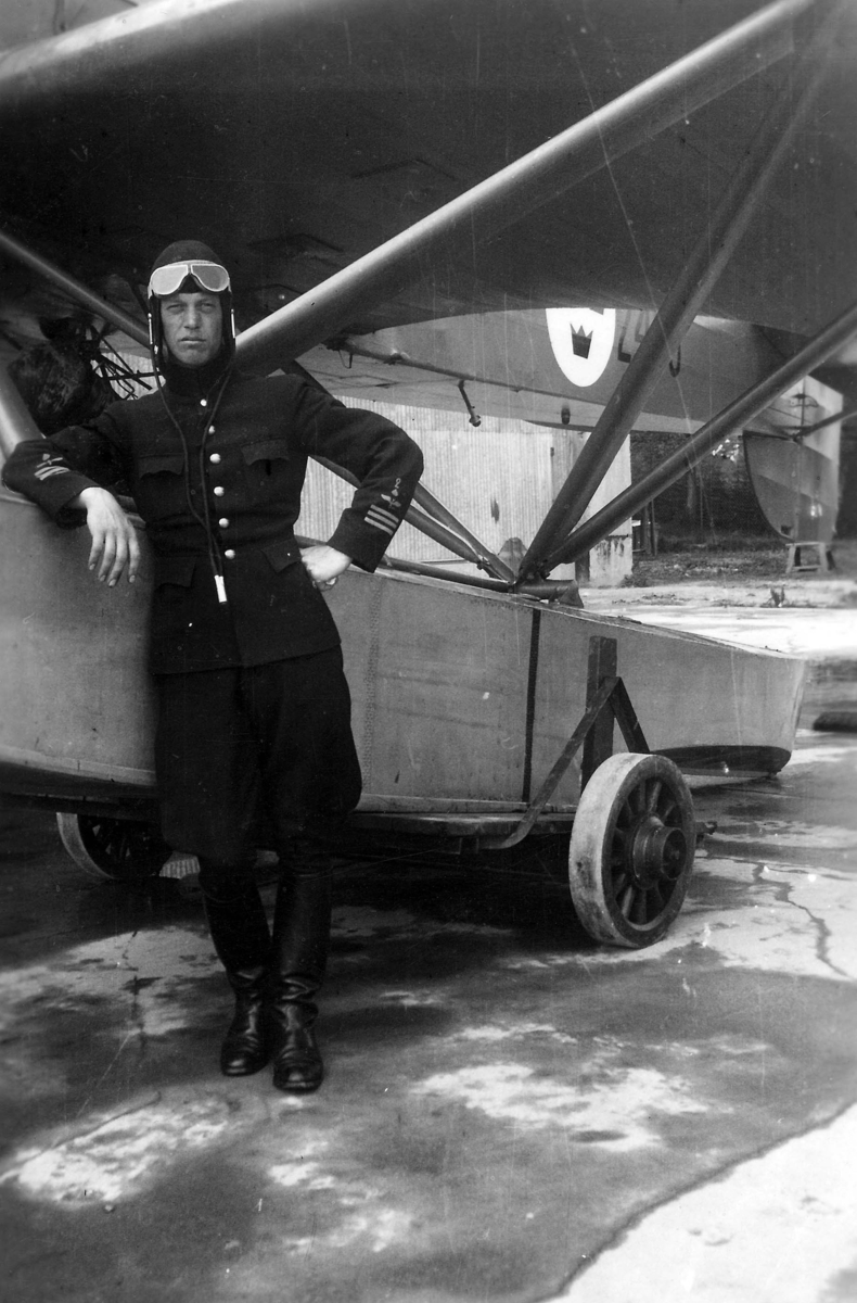 Porträtt av flygsoldaten Verner Tornberg i flygarklädsel framför flygplan S 5. 1930-tal.