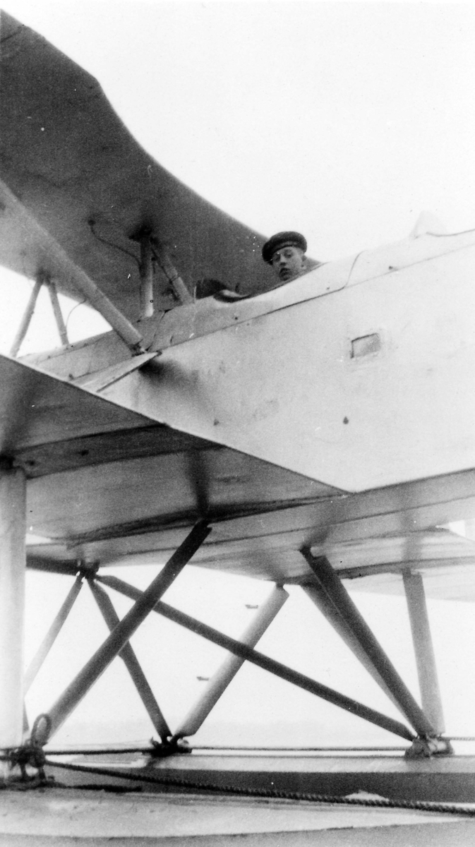 En man ur marinen sitter i sjöflygplan Sk 4 - Heinkel HD 24. 1930-tal.