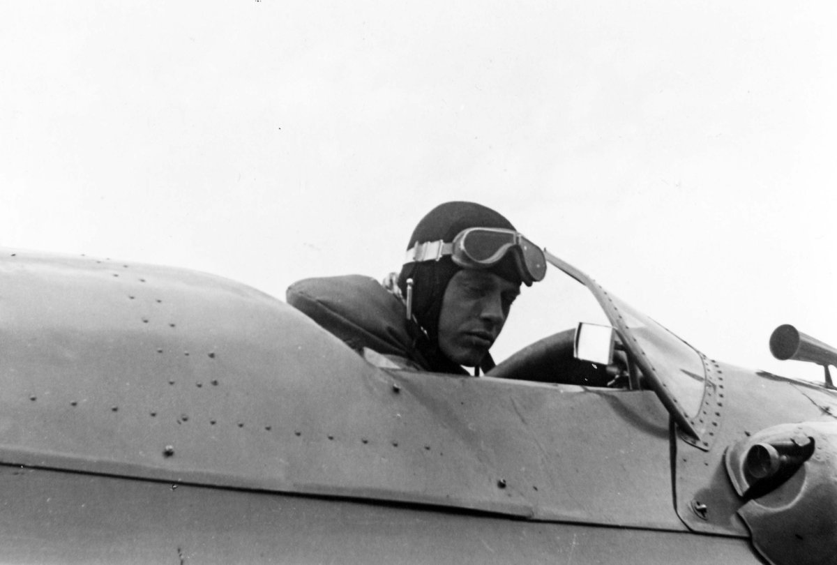 Militäre flygaren Verner Tornberg sitter i ett flygplan. 1930-tal.