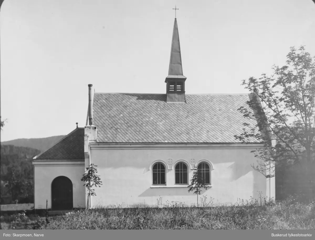 Gravkapellet ved Haug kirke i Ringerike.Gravkapellet syd for kirken er oppført 1909, etter tegning av arkitekt H. Berle. Det er murt og pusset, har rundbuede vinduer og sadeltak med liten takrytter. 