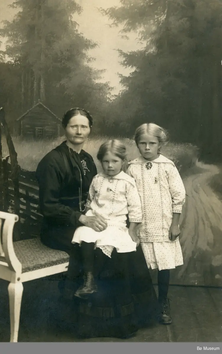 Signe Myhre med døtrene Anne og Kari, 1915