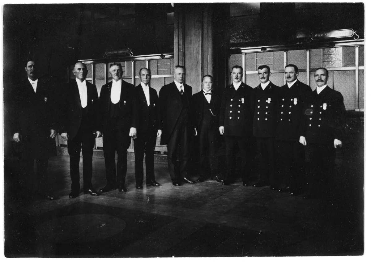 Fotografi taget i samband med utdelning av medalj för nit och redlighet i statens tjänst. Andra man från höger Axel Emil Ahlqvist.