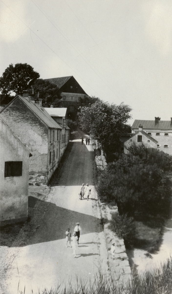 Text i fotoalbum: "Krigsskolan 10 okt 1926 - 31 dec 1927. Sommaren 1927. Skillingaryd - Varberg, sommaren 1927. Fästningen".