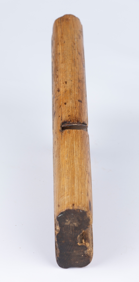 Profilhøvel med buet jern.
Innrisset i treverket TPS 1771