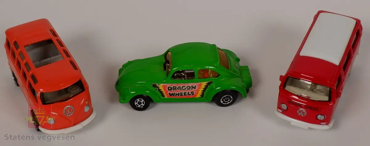 Tre miniatyrmodeller av Volkswagen Type 1 og 2. Hovedfargen på bilene er grønn, oransje og rød. Bilene er laget hovedsakelig i metall med plastunderstell og detaljer, med unntak av den grønne bilen som har både karrosseri og understell i metall. Skala 1:58 og 1:59