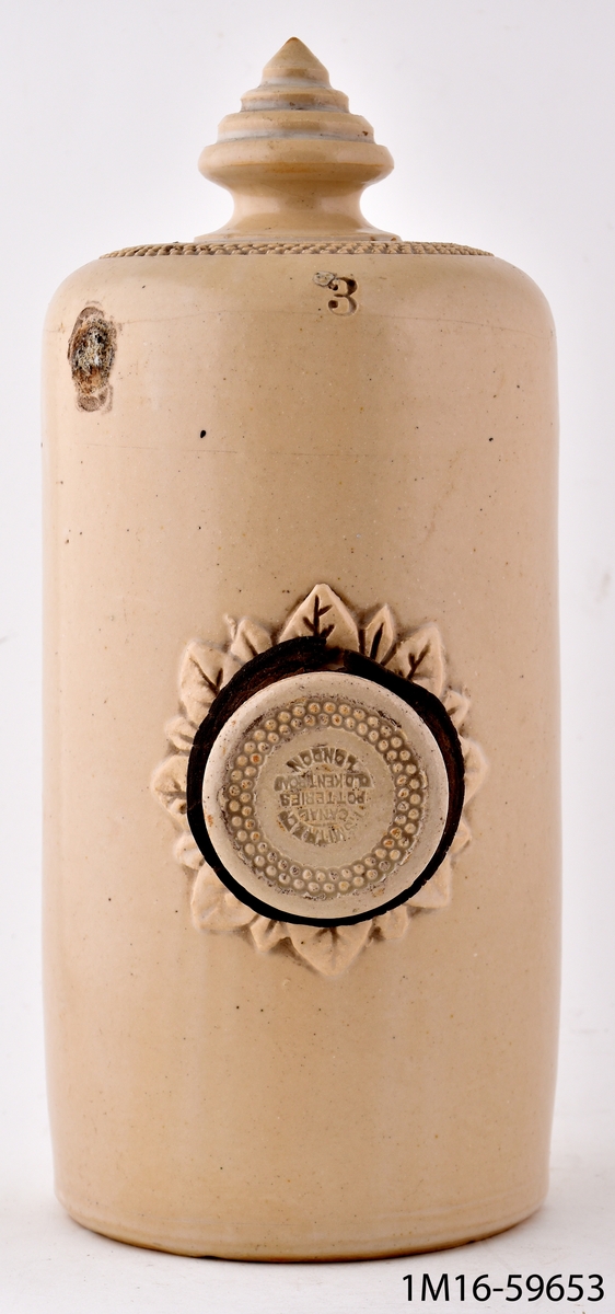 Värmekrus, stengods, cylinderformigt med avplattning på ena sidan, på motsatta öppning med lock, på detta engelsk stämpel, ena ändan med en kort knopp, den andra plan.