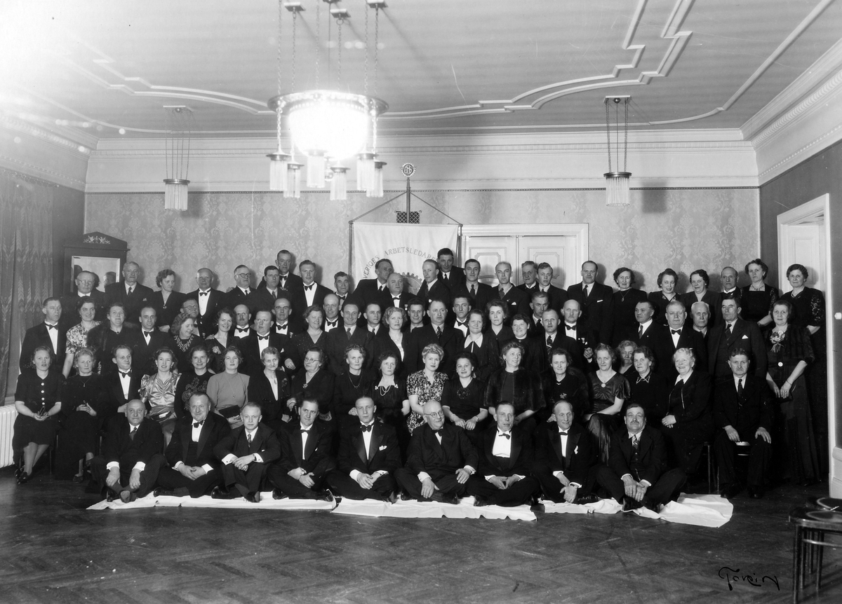 Ett åttiotal medlemmar i Sveriges Arbetsledarförbunds Avdelning 100 i Alingsås på tjugofem-årsjubileet 1943.