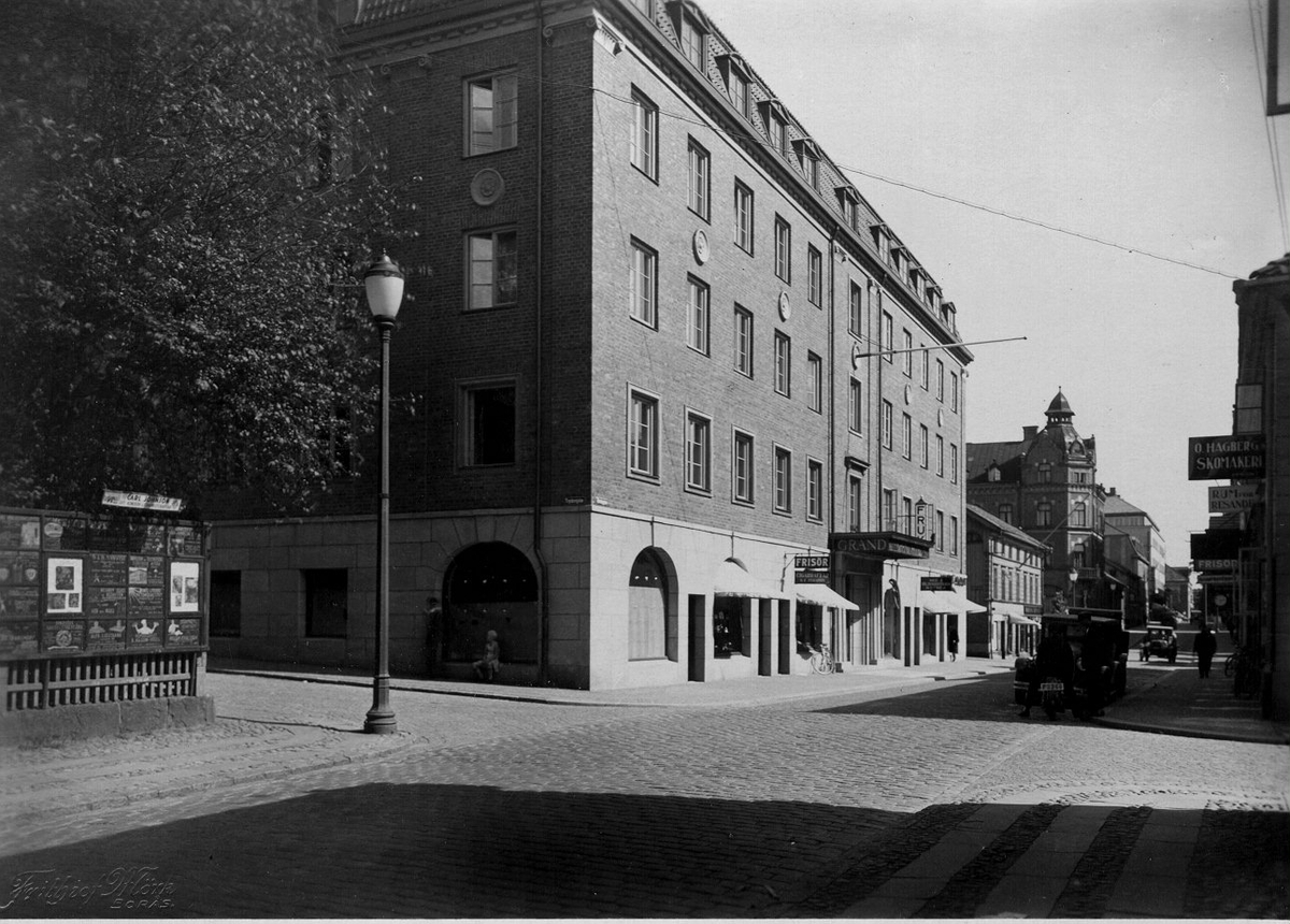 Österlånggatan söderut med Grand-Hotell i kvarteret Apollo t.v. år 1930.