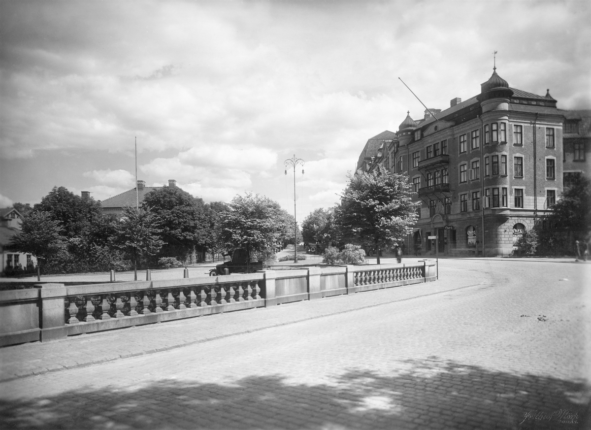 Yxhammarsgatan från Nybron med Borås Tidning i kvarteret Bachus t.h. år 1927.