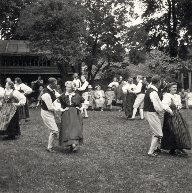 Ett folkdanslag dansar på en gräsmatta. 
Vid fotot text: "På Kulturen, där Folkdansens vänner, Malmö, dansar bl a Daldansen".