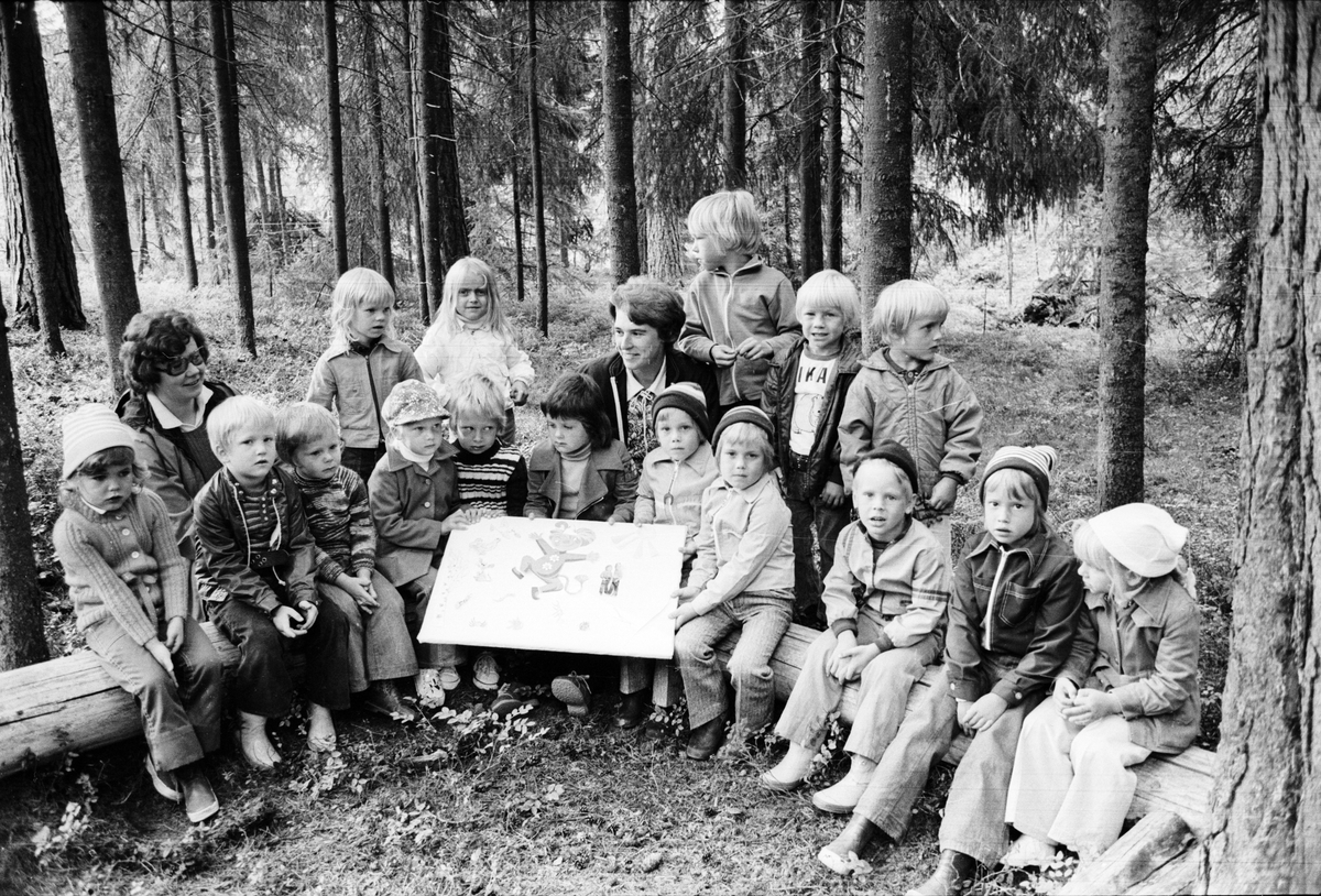 Barn i Skogsmulleskolan tillsammans med ledarna Solveig Kolm och Inger Nordin