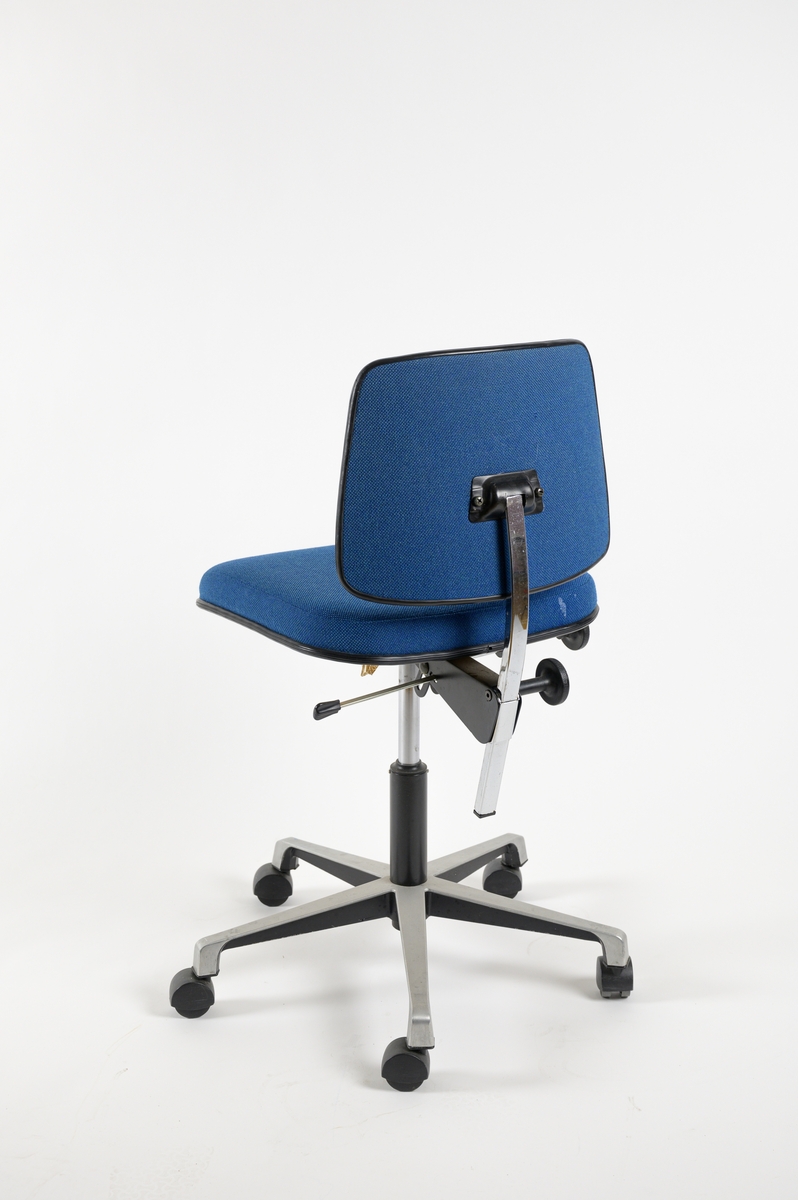 Kontorsstol med blå stoppad sits och ryggstöd. Baskonstruktionen är tillverkad av metall med detaljer av plast. Stolen står på fem hjul av plast.