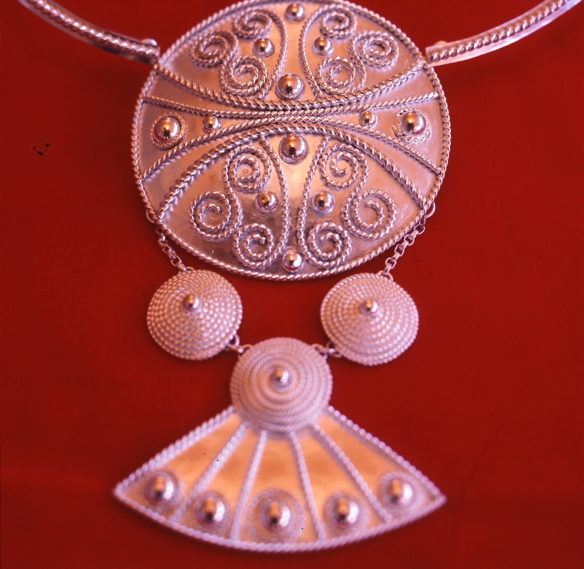 Bröstsmycke i silver av Rosa Taikon. Smycket var del av Taikons examensarbete från Högre konstindustriella skolan, Konstfack 1967, och var en gåva till systern Katarina Taikon.
