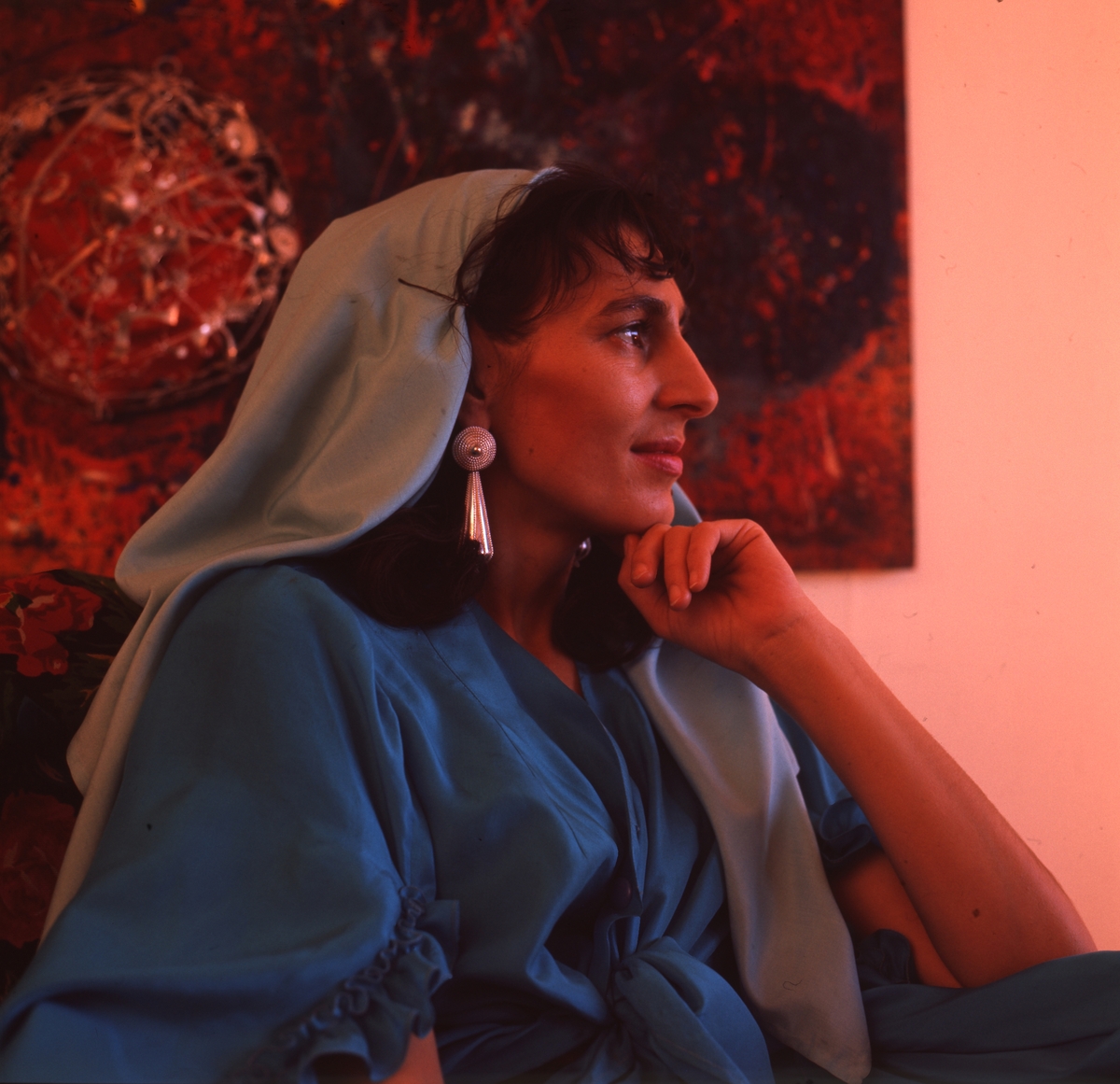 Författarinnan Katarina Taikon iklädd traditionella kläder. Hon bär örhängen tillverkade av systern Rosa Taikon.