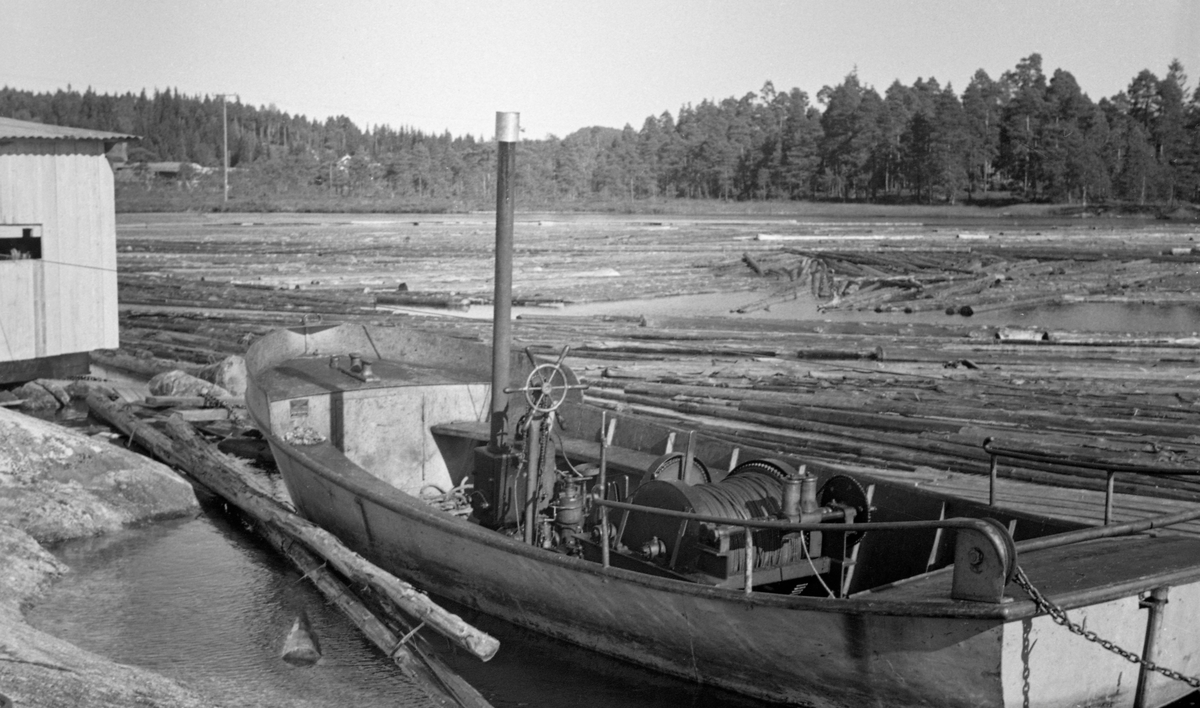 Tur til Haldenvassdraget 20/8 1956. Varpebåt Lidwall's type. Tømmer. Lundsfossen, Aurskog-Høland, Akershus.