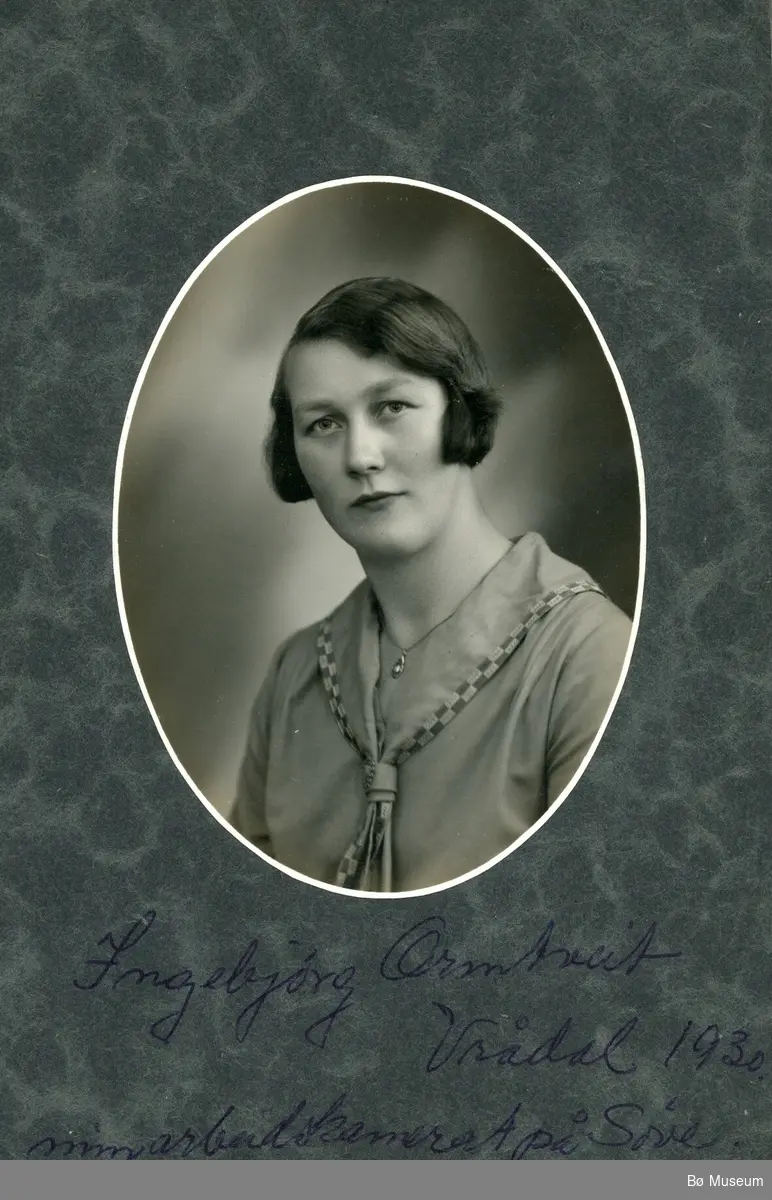 Portrettfoto av Ingebjørg Ormtveit, Vrådal, tatt 1930.  "Min romvenninnne på Søve."