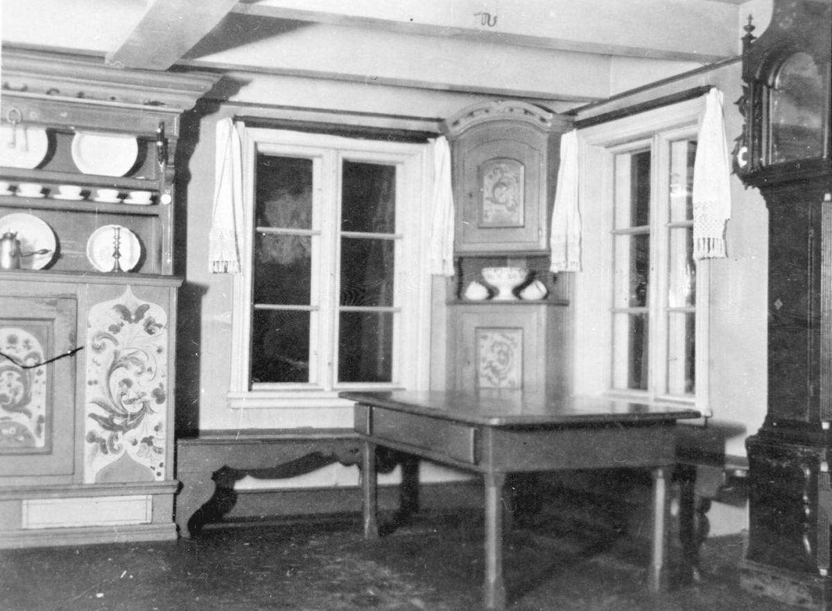 Østigard Eikja, daglegstugo, med julehandkle. Omlag 1920