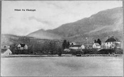 Landskap med gardstun i Vikebygd sett mot nord, ca. 1920.