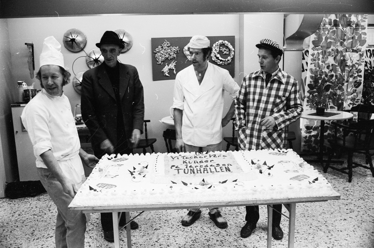 Holger Pettersson, Kåre Lovinger, Bernt Söderlund och affärsföreståndare Lars Olsson som transporterat tårtan från konditori Royal till Tunhallen