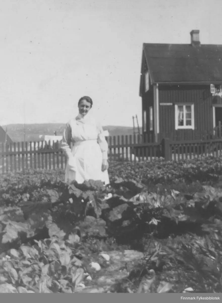 "Søster Thea" står i midten av kjøkkenhagen. Stedet er Kirkenes før krigen.