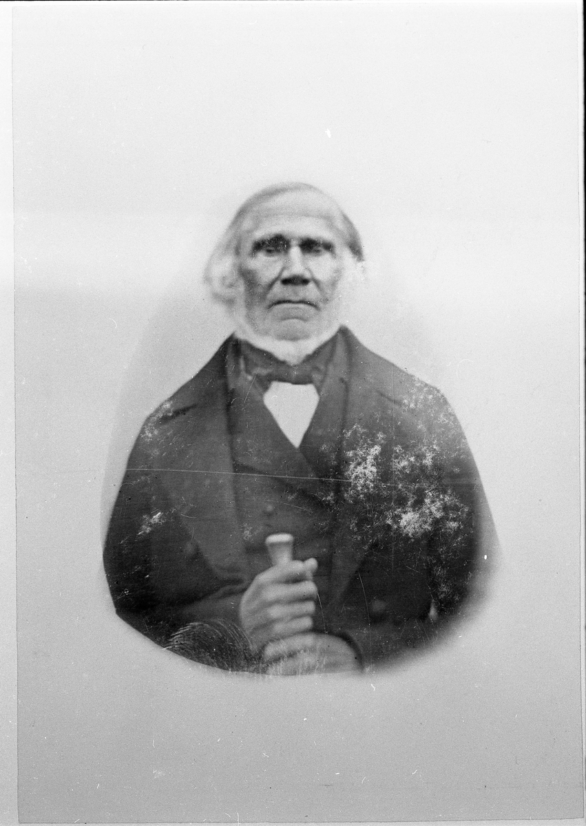 Portrett  ca. 1856 av Ole Ellingsen, født på gården Volla i Land Prestegjeld 23/8-1784. På bildet er han 72 år.
Daguerrotypi avfotografert av O.Sveen, Toten, ca. 1895 (kfr. TM-R78.029.15).