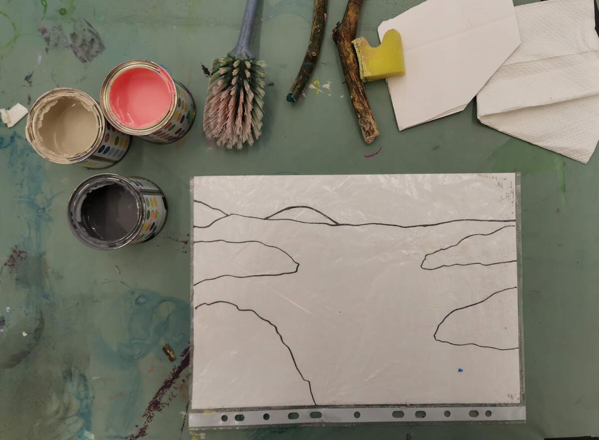 Begynn med å tegne et enkelt landskap med sort tusj eller blyant. Legg tegningen inni en plastmappe. Legg gjerne avispapir under slik at det ikke blir malingssøl på bordet. (Foto/Photo)