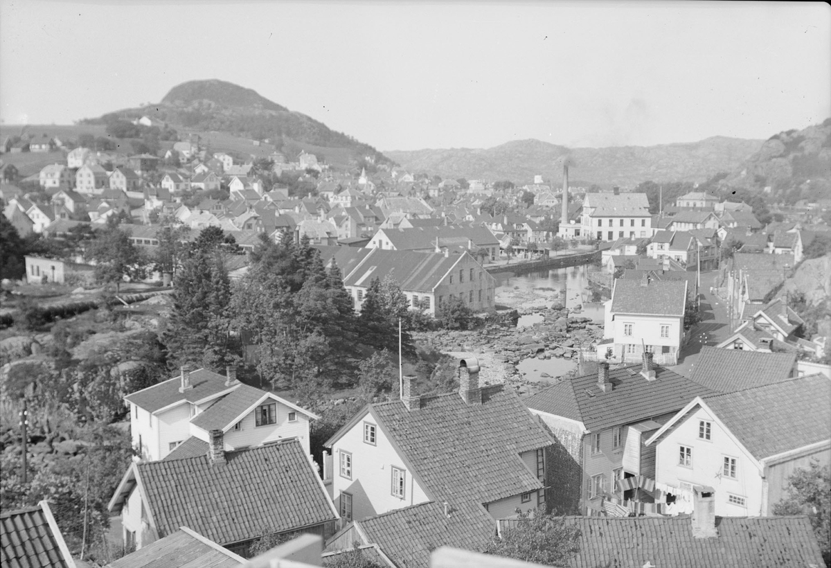 Utsikt over Lundeåna, Nyeveien, Granholmen og Egersund sentrum fra Hellelandsgaten
