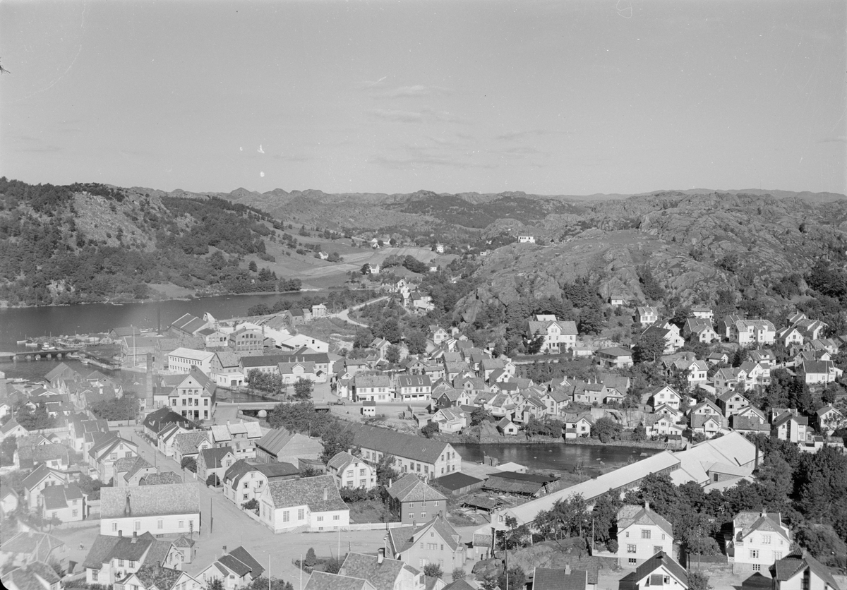 Utsikt over Egersund fra Årstadfjellet. Mosbekk plass, Damsgård, Hafsøy, Lundeåna.
