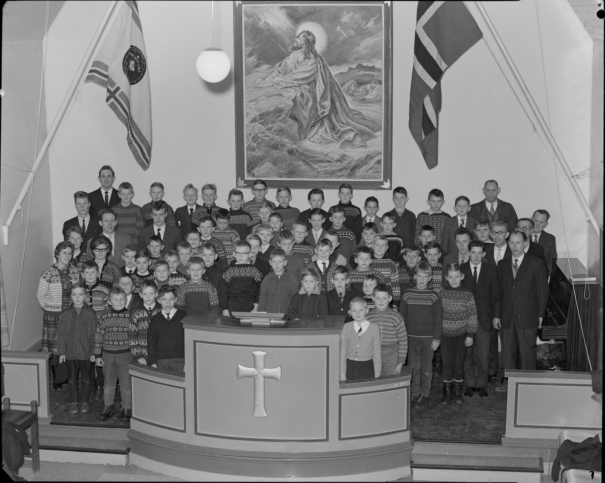 En stor gruppe barn og ungdommer i menighetshuset i Egersund.