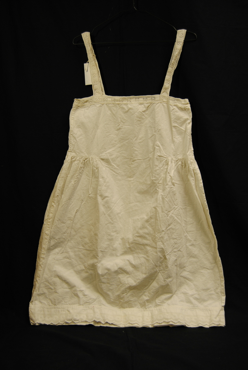 Knesid, A-forma nattkjole med heklede stropper og blonde nederst.