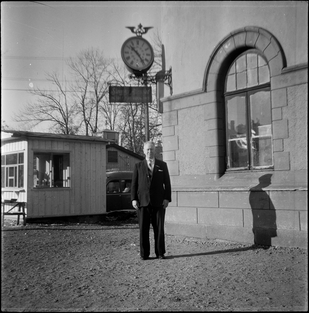 Portretter av en mann ulike steder i Egersund. Han er blant annet på jernbanestasjonen og foran kirka.