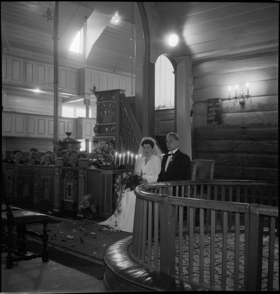 Bilder fra et bryllup og brudgommen med hans familie.