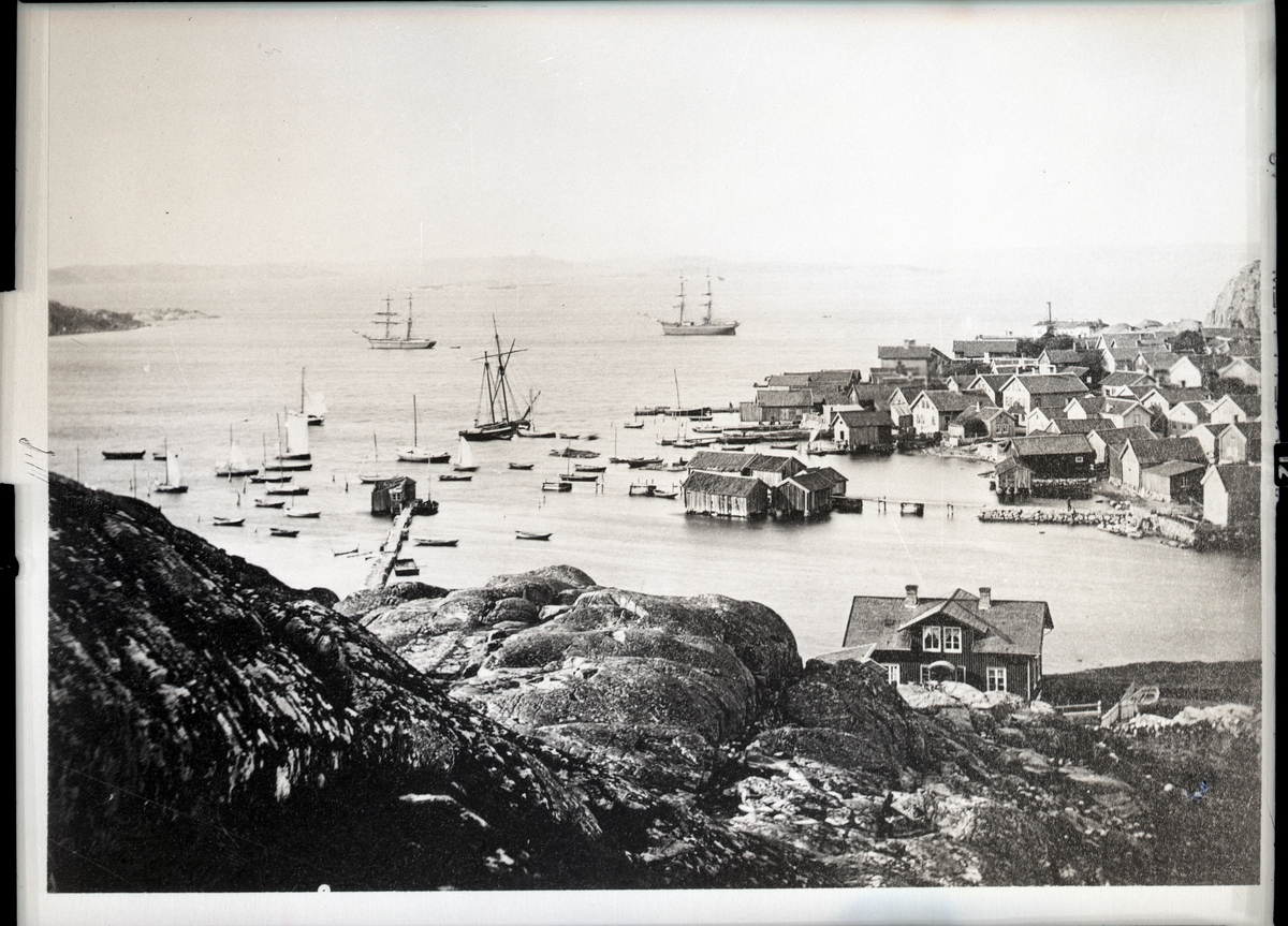 "Utsikt med norra hamnen [Lysekil]" enligt text som medföljde bilden.