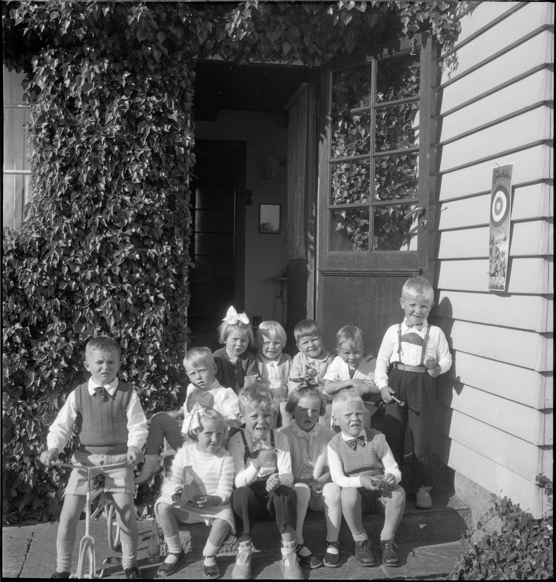 En gruppe med unger utenfor huset til familien Renberg i Egersund