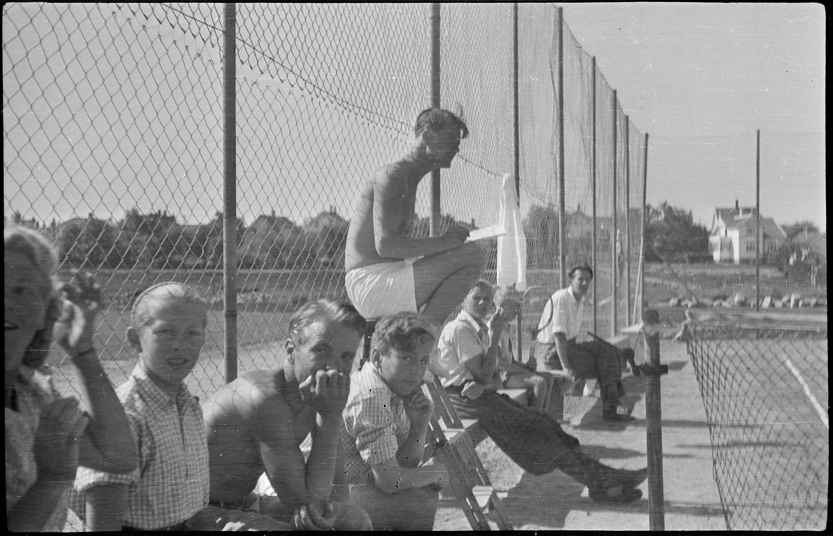 Bilder fra et privat tennisarrangement. Det er bilder fra tenniskamper, fra motstandere som hilser før/etter kampene, tilskuere, dommer og noen barn på en strand.
