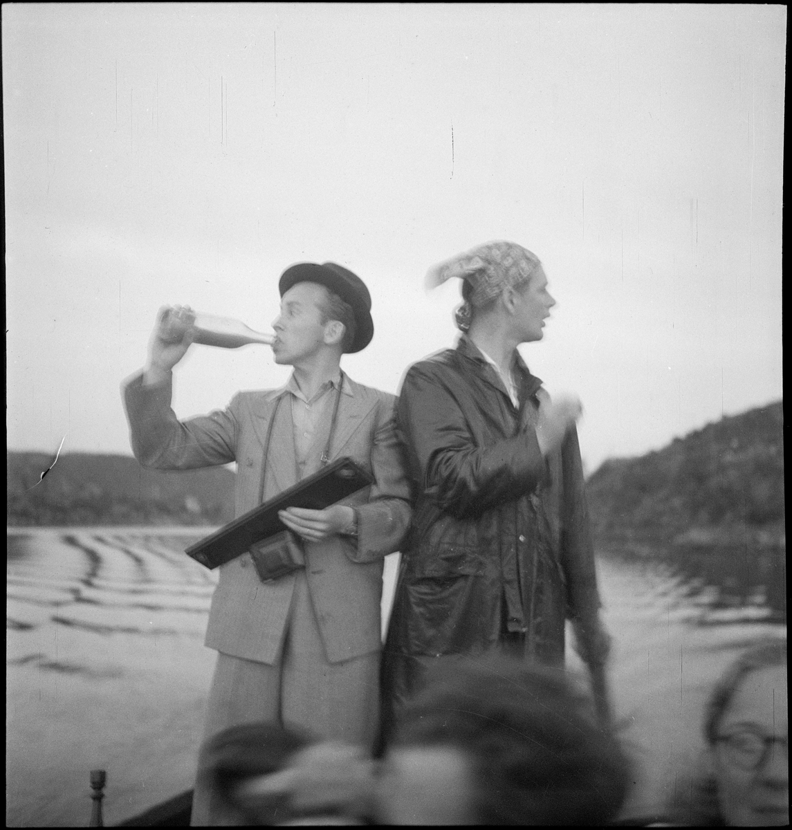 En vennegjeng er samlet for å feire Sankthans i Egersund. De er på båttur og sitter på en brygge vendt mot Lindøya.