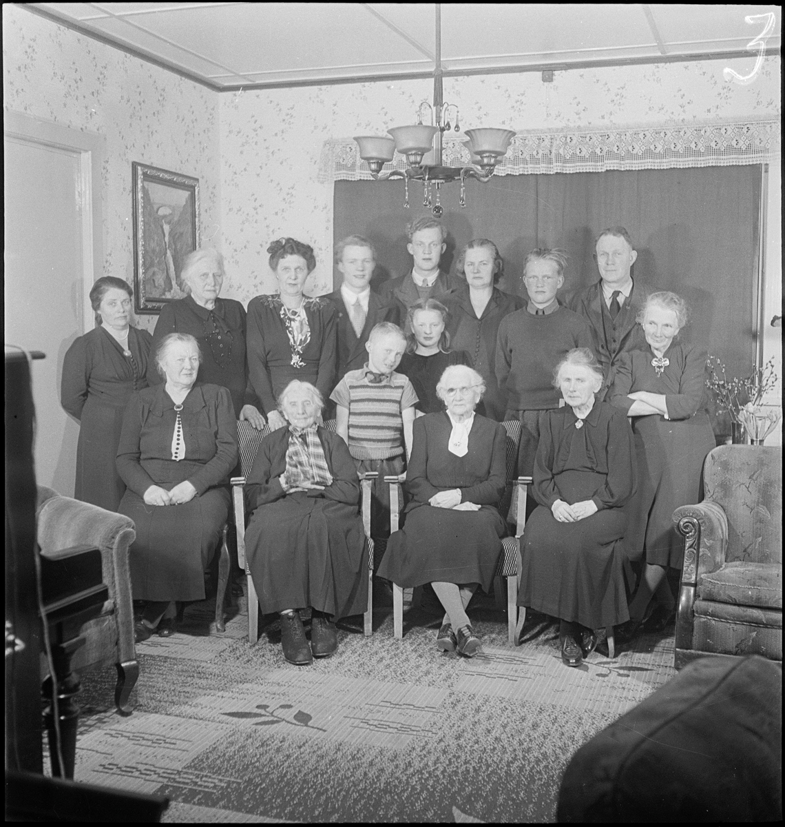 Familien Thorsen samlet i ei stue. De eldste kvinnene sitter fremme med familien samlet bak seg.
